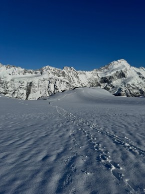 ❄️ Sealy Range Traverse ❄️
Three unforgettable days back in full winter mode — in December. Over half a metre of cold, fresh snow transformed the Sealy Range, with plenty of steps to plug and more than a few moments wishing we were on skis instead of boots.
We climbed high toward Mt Sealy, turning back just short of the summit due to a lack of solid snow for anchors — a good reminder that judgement matters more than summits. Clouds poured dramatically over Mount Sefton on the Main Divide, putting on a show that never got old.
Two cold, crisp nights camped on the Annette Plateau, stars blazing and the Milky Way stretched overhead. We completed the loop with an early-morning exit down Sawyers Stream before the heat arrived, followed by a long, careful scramble down Sebastopol Ridge.
From start to finish, the scenery was next-level — even more spectacular under a fresh blanket of snow. True alpine magic. 🏔️✨
📸 @elke_mountain_guide @symphonyonskis
🔗 https://alpinerecreation.com/new-zealand-alpine-hikes-trekking-and-snowshoeing/trans-alpine-crossings-and-traverses/sealy-range-traverse
#SealyRange #TransAlpine #MountainJourney #AlpineTrek #Mountaineering - ❄️ Sealy Range Traverse ❄️ Three unforgettable days back in full winter mode — in December. 12
