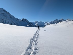 A little taste of winter in the Ball Pass region ❄️🏔️
Our latest Ball Pass Summit Trek enjoyed fresh snow, crisp blue skies and spectacular views across the Tasman Glacier and Aoraki / Mount Cook. While we’d normally be running this as a snowshoeing trip by this time of year, winter has had a slow start, leaving just enough snow to transform the landscape without making travel too difficult.
These shoulder-season conditions don’t come around every year, creating a unique opportunity to experience one of New Zealand’s classic alpine adventures in a completely different light.
From sunrise at Caroline Hut to untouched snow, frozen tarns and panoramic mountain views, it’s hard to imagine a better place to spend a winter’s day.
Winter in the Southern Alps is truly something special.
📸 A. Moore
#BallPass #AorakiMountCook #SouthernAlps #WinterTrekking #Snowshoeing - A little taste of winter in the Ball Pass region ❄️🏔️ Our latest Ball Pass Summit Trek enjoyed fresh snow, crisp blue skies and spectacular views across the Tasman Glacier and Aoraki / Mount Cook. 1