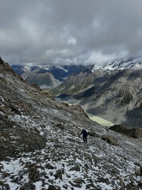 A dusting of fresh snow and suddenly it feels like winter is a step closer… a dramatic change to last week.
📍 Ball Pass and Mabel Col
📸 @elke_mountain_guide
🔗 https://alpinerecreation.com/new-zealand-alpine-hikes-trekking-and-snowshoeing/trans-alpine-crossings-and-traverses/ball-pass-crossing
#BallPass #AlpineTrek #AlpineCrossing #HookerValley #Mountaineering - A dusting of fresh snow and suddenly it feels like winter is a step closer… a dramatic change to last week. 1