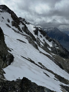 A dusting of fresh snow and suddenly it feels like winter is a step closer… a dramatic change to last week.
📍 Ball Pass and Mabel Col
📸 @elke_mountain_guide
🔗 https://alpinerecreation.com/new-zealand-alpine-hikes-trekking-and-snowshoeing/trans-alpine-crossings-and-traverses/ball-pass-crossing
#BallPass #AlpineTrek #AlpineCrossing #HookerValley #Mountaineering - A dusting of fresh snow and suddenly it feels like winter is a step closer… a dramatic change to last week. 2