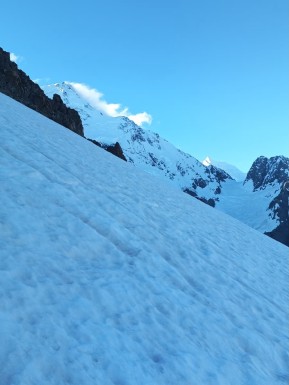 🏔️ Ball Pass Summit Trek ❄️
Three big days in classic Aoraki / Mt Cook alpine trekking terrain.
Up the direct route to Caroline Hut, then a standout middle day climbing Kaitiaki Peak and crossing the Ball Glacier — crampons on almost the whole way, with just a short ridge section up Fergun’s Knob.
We wrapped it up by dropping back to the Tasman Valley via Ball Ridge, with incredible views over the lower Caroline Icefall — absolutely worth the descent for that alone.
Serious alpine travel, big glaciers, and unforgettable scenery.
📸 @reiseraxel
#BallPassSummitTrek #AorakiMountCook #CarolineHut #AlpineRecreation #SouthernAlps #GlacierTravel #CramponsOn #AlpineTrekking #MountainHiking #MountainAdventure #NZMGA #GuideLife - 🏔️ Ball Pass Summit Trek ❄️ Three big days in classic Aoraki / Mt Cook alpine trekking terrain. 2