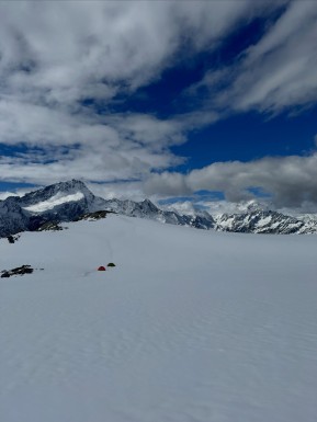 ❄️ Sealy Range Traverse ❄️
Three unforgettable days back in full winter mode — in December. Over half a metre of cold, fresh snow transformed the Sealy Range, with plenty of steps to plug and more than a few moments wishing we were on skis instead of boots.
We climbed high toward Mt Sealy, turning back just short of the summit due to a lack of solid snow for anchors — a good reminder that judgement matters more than summits. Clouds poured dramatically over Mount Sefton on the Main Divide, putting on a show that never got old.
Two cold, crisp nights camped on the Annette Plateau, stars blazing and the Milky Way stretched overhead. We completed the loop with an early-morning exit down Sawyers Stream before the heat arrived, followed by a long, careful scramble down Sebastopol Ridge.
From start to finish, the scenery was next-level — even more spectacular under a fresh blanket of snow. True alpine magic. 🏔️✨
📸 @elke_mountain_guide @symphonyonskis
🔗 https://alpinerecreation.com/new-zealand-alpine-hikes-trekking-and-snowshoeing/trans-alpine-crossings-and-traverses/sealy-range-traverse
#SealyRange #TransAlpine #MountainJourney #AlpineTrek #Mountaineering - ❄️ Sealy Range Traverse ❄️ Three unforgettable days back in full winter mode — in December. 11