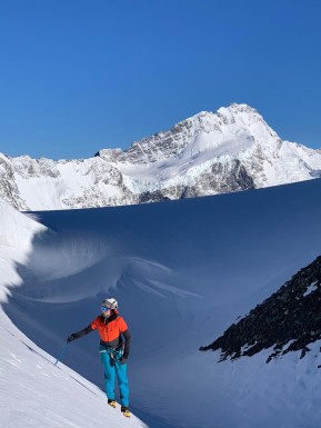 ❄️ Sealy Range Traverse ❄️
Three unforgettable days back in full winter mode — in December. Over half a metre of cold, fresh snow transformed the Sealy Range, with plenty of steps to plug and more than a few moments wishing we were on skis instead of boots.
We climbed high toward Mt Sealy, turning back just short of the summit due to a lack of solid snow for anchors — a good reminder that judgement matters more than summits. Clouds poured dramatically over Mount Sefton on the Main Divide, putting on a show that never got old.
Two cold, crisp nights camped on the Annette Plateau, stars blazing and the Milky Way stretched overhead. We completed the loop with an early-morning exit down Sawyers Stream before the heat arrived, followed by a long, careful scramble down Sebastopol Ridge.
From start to finish, the scenery was next-level — even more spectacular under a fresh blanket of snow. True alpine magic. 🏔️✨
📸 @elke_mountain_guide @symphonyonskis
🔗 https://alpinerecreation.com/new-zealand-alpine-hikes-trekking-and-snowshoeing/trans-alpine-crossings-and-traverses/sealy-range-traverse
#SealyRange #TransAlpine #MountainJourney #AlpineTrek #Mountaineering - ❄️ Sealy Range Traverse ❄️ Three unforgettable days back in full winter mode — in December. 16