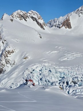 Stunning day snowshoeing up at Plateau Hut and Glacier Dome today.
📸 @biaboucinhas @pablo_borjas
#snowshoeing #wintermountaineering #aorakimountcook #plateauhut #glaciertrek - Stunning day snowshoeing up at Plateau Hut and Glacier Dome today. 3