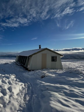 As we set off for Rex Simpson Hut, the dark northwesterly clouds were building ominously over the head of the Godley Valley. From the eastern side of Lake Tekapo it looked like we might just stay clear of them… but halfway up the hill the weather had other plans.
Rain quickly turned to snow, and within minutes huge flakes were drifting down around us, transforming the landscape with every step. By the time we reached the shelter of Rex Simpson Hut, it was time to light the fire, hang up the wet gear, and settle in.
Then, just a few hours later, the clouds parted.
Sunshine poured across a fresh blanket of snow, revealing an incredible white landscape stretching to the turquoise waters of Lake Tekapo. One moment wild and wintry, the next calm and brilliant.
If there’s one thing that New Zealand weather teaches you, it’s that it’ll change. 🌬️🌦️❄️☀️
Snowshoeing season is well underway, and days like this are exactly why we love winter in the Two Thumb Range.
#snowshoeing #RexSimpsonHut #LakeTekapo #TwoThumbRange #winteradventures - As we set off for Rex Simpson Hut, the dark northwesterly clouds were building ominously over the head of the Godley Valley. 3