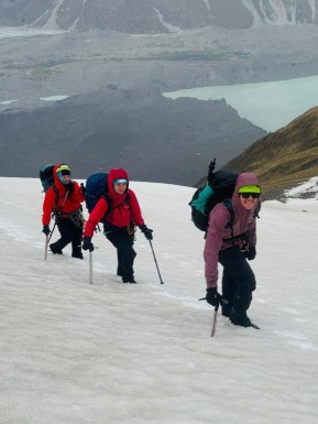 Five days. Big mountains. Lots of learning. ⛰️🧗🏽♀️
Last week on our Introductory Mountaineering Course at Caroline Hut — in the shadow of the mighty Aoraki / Mount Cook — our crew went from rock climbs to glacier travel, ridge routes and a summit of Kaitiaki Peak.
We covered so many skills, including: alpine packing + clothing, movement on snow and rock, knots and belays, weather and route finding, avalanche awareness + rescue, self-arresting, roping up for glacier travel — then topped it off by building a snow cave and sleeping in it ❄️🤙
From Ball Pass to the summit of Kaitiaki and back down, everyone finished stronger, smarter, and ready for their next step into the alpine world.
Keen to start your mountain journey?
Spaces are available on upcoming courses.
📸 P. Stevens & crew
🔗 https://alpinerecreation.com/new-zealand-alpine-climbing-mountaineering-instruction-and-guided-ascents/mountaineering-skills-and-alpine-climbing-courses/introductory-mountaineering-course
#BeginnerMountaineering #IntroToMountaineering #MountainSkills #MountainExperience #AlpineSkills #AorakiMtCook #GlacierTravel #SnowCave #KaitiakiPeak #NZMountains #CarolineHut #SouthernAlps #LearnTheRopes #AlpineRecreation #NZMGA #GuideLife - Five days. 9