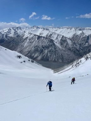 We’ve had some wild weather recently. When the Symphony on Skis Traverse wasn’t on the cards, we headed east for a Cass Valley “Haute Route” instead — it turned out to be an excellent plan B.
Hut-to-hut from O’Leary’s to Falcon’s Nest to Lady Emily, with plenty of extra laps along the way.
We battled the winds, scored wind-drifted powder and spring corn, and somehow clocked even more vertical than the plan A route.
Not quite the Symphony — but a pretty good remix. 🎿❄️
#SkiTouring #BackcountrySkiing #SkiMountaineering #EarnYourTurns #SkiUphill #NZMountains #SouthernAlps #CassValley #HauteRoute #SymphonyOnSkis #SpringSkiing #PowderAndCorn #OLearysHut #FalconsNestHut #LadyEmilyHut #AlpineRecreation #MackenzieNZ #ChasingLines #TekapoAdventures #NZMGA #WeAreIFMGA #GuideLife - We’ve had some wild weather recently. 19
