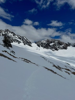 ❄️ Sealy Range Traverse ❄️
Three unforgettable days back in full winter mode — in December. Over half a metre of cold, fresh snow transformed the Sealy Range, with plenty of steps to plug and more than a few moments wishing we were on skis instead of boots.
We climbed high toward Mt Sealy, turning back just short of the summit due to a lack of solid snow for anchors — a good reminder that judgement matters more than summits. Clouds poured dramatically over Mount Sefton on the Main Divide, putting on a show that never got old.
Two cold, crisp nights camped on the Annette Plateau, stars blazing and the Milky Way stretched overhead. We completed the loop with an early-morning exit down Sawyers Stream before the heat arrived, followed by a long, careful scramble down Sebastopol Ridge.
From start to finish, the scenery was next-level — even more spectacular under a fresh blanket of snow. True alpine magic. 🏔️✨
📸 @elke_mountain_guide @symphonyonskis
🔗 https://alpinerecreation.com/new-zealand-alpine-hikes-trekking-and-snowshoeing/trans-alpine-crossings-and-traverses/sealy-range-traverse
#SealyRange #TransAlpine #MountainJourney #AlpineTrek #Mountaineering - ❄️ Sealy Range Traverse ❄️ Three unforgettable days back in full winter mode — in December. 8