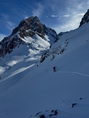 The Cass delivered this week. 🤙🏔️⛷️
An early morning 4WD up the valley, a heli flight into the heart of the range, and a fresh top-up of powder to kick things off. By the end of the week, we were carving spring corn in the sunshine.
There was a wee dram (or two) at the Bad Decision “Whiskey Hut” 🥃, plenty of remote ski touring, a lap of the “Scorpion”, and a final hike out to Memorial Hut for a picnic lunch in the sun before the 4WD back down the valley.
Kiwi ski touring at its finest — no ski lifts, no crowds, just real backcountry wilderness, with a touch of comfort in Glenmore Station’s heated private huts.
That combination of wild, remote skiing and a warm hut to come home to is what makes the Cass Valley such a unique experience.
📸 @elke_mountain_guide
#CassValleySkiTouring #SkiTouring #BackcountrySkiing #SkiTekapo #EarnYourTurns - The Cass delivered this week. 1