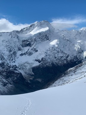 ❄️ Sealy Range Traverse ❄️
Three unforgettable days back in full winter mode — in December. Over half a metre of cold, fresh snow transformed the Sealy Range, with plenty of steps to plug and more than a few moments wishing we were on skis instead of boots.
We climbed high toward Mt Sealy, turning back just short of the summit due to a lack of solid snow for anchors — a good reminder that judgement matters more than summits. Clouds poured dramatically over Mount Sefton on the Main Divide, putting on a show that never got old.
Two cold, crisp nights camped on the Annette Plateau, stars blazing and the Milky Way stretched overhead. We completed the loop with an early-morning exit down Sawyers Stream before the heat arrived, followed by a long, careful scramble down Sebastopol Ridge.
From start to finish, the scenery was next-level — even more spectacular under a fresh blanket of snow. True alpine magic. 🏔️✨
📸 @elke_mountain_guide @symphonyonskis
🔗 https://alpinerecreation.com/new-zealand-alpine-hikes-trekking-and-snowshoeing/trans-alpine-crossings-and-traverses/sealy-range-traverse
#SealyRange #TransAlpine #MountainJourney #AlpineTrek #Mountaineering - ❄️ Sealy Range Traverse ❄️ Three unforgettable days back in full winter mode — in December. 13