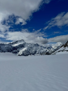 ❄️ Sealy Range Traverse ❄️
Three unforgettable days back in full winter mode — in December. Over half a metre of cold, fresh snow transformed the Sealy Range, with plenty of steps to plug and more than a few moments wishing we were on skis instead of boots.
We climbed high toward Mt Sealy, turning back just short of the summit due to a lack of solid snow for anchors — a good reminder that judgement matters more than summits. Clouds poured dramatically over Mount Sefton on the Main Divide, putting on a show that never got old.
Two cold, crisp nights camped on the Annette Plateau, stars blazing and the Milky Way stretched overhead. We completed the loop with an early-morning exit down Sawyers Stream before the heat arrived, followed by a long, careful scramble down Sebastopol Ridge.
From start to finish, the scenery was next-level — even more spectacular under a fresh blanket of snow. True alpine magic. 🏔️✨
📸 @elke_mountain_guide @symphonyonskis
🔗 https://alpinerecreation.com/new-zealand-alpine-hikes-trekking-and-snowshoeing/trans-alpine-crossings-and-traverses/sealy-range-traverse
#SealyRange #TransAlpine #MountainJourney #AlpineTrek #Mountaineering - ❄️ Sealy Range Traverse ❄️ Three unforgettable days back in full winter mode — in December. 10
